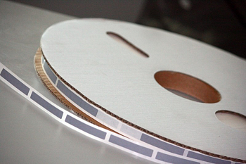 Скретч этикетка 8х45 мм, (12400 шт. в ролике) Скретч этикетка 8х45 мм, (12400 шт. в ролике)